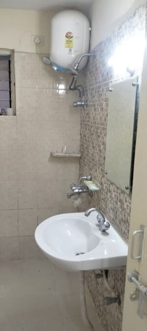 Bathroom in 3.5 BHK Apartment at Alaknanda Apartment Gomti Nagar, Gomti Nagar – for Rent