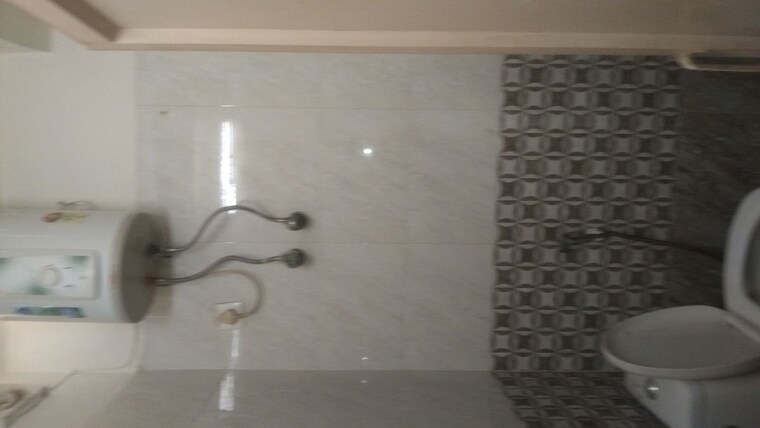 Bathroom, arun-vihar-sector-37 1 Bedroom 500 Sq.Ft. Apartment In Sector 37 Noida 10345740