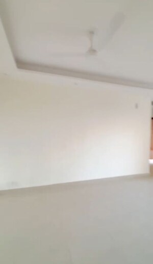 Room in 2 BHK Apartment at Signature Global Prime, Sector 63a – for Rent
