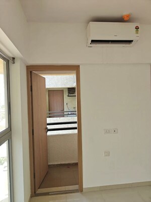 Room in 1 BHK Apartment at Lodha Unica, Jogeshwari West – for Rent