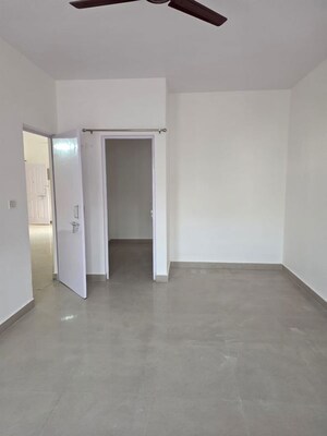 Room in 2 BHK Apartment at Vanasthali Apartments, Gomti Nagar – for Rent