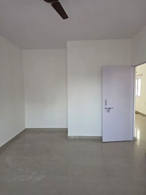 Room in 2 BHK Apartment at Vanasthali Apartments, Gomti Nagar – for Rent
