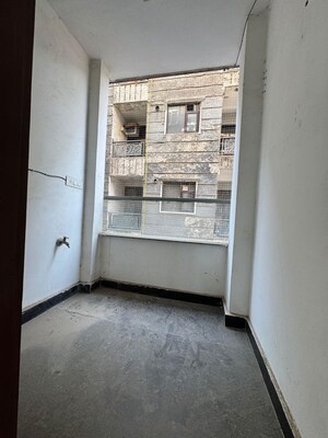 Room in 3 BHK Apartment at Chattarpur – for Rent