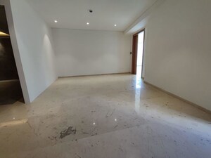 Room in 4 BHK Apartment at Rustomjee Crown Phase 2, Prabhadevi – for Rent