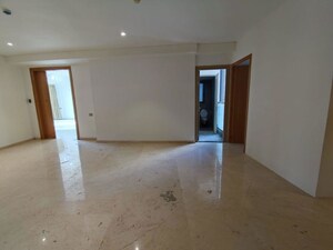 Room in 4 BHK Apartment at Rustomjee Crown Phase 2, Prabhadevi – for Rent