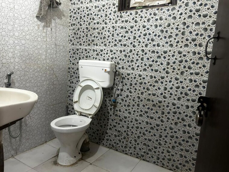 Bathroom, saket 1 RK 300 Sq.Ft. Apartment In Saket Delhi 10346094