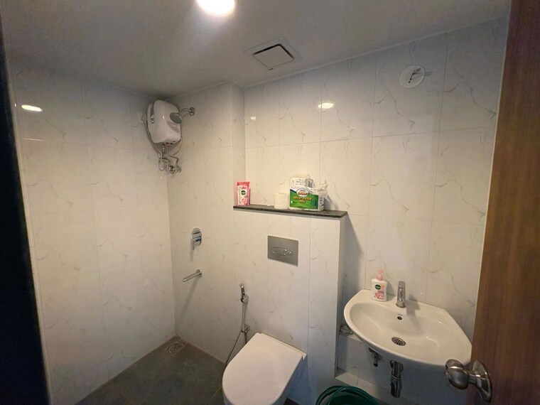 Bathroom, lodha-amara-wing-40-and-41 2 Bedroom 618 Sq.Ft. Apartment In Kolshet Road Thane 10346115
