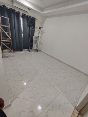 Room in 2 BHK Apartment at JP Eminence, Andheri West – for Rent