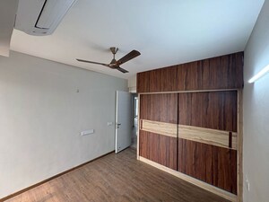 Room in 3 BHK Builder Floor at Signature Global City 63A, Sector 63a – for Rent