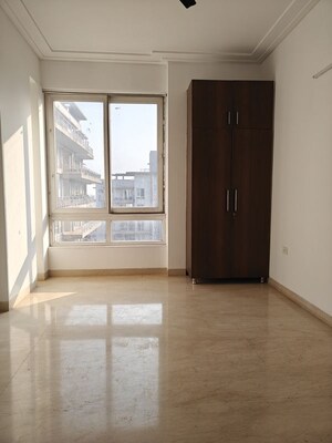 Room in 3 BHK Apartment at Puri Diplomatic Greens Phase I, Sector 111 – for Rent