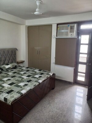 Room in 1 BHK Builder Floor at Sector 52 – for Rent