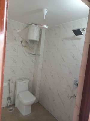 Bathroom in 1 BHK Builder Floor at Sector 52 – for Rent