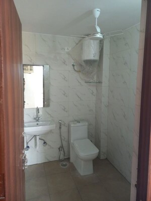 Bathroom in 1 BHK Builder Floor at Sector 52 – for Rent