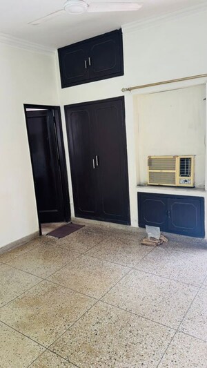 Room in 2 BHK Builder Floor at Sector 33 – for Rent