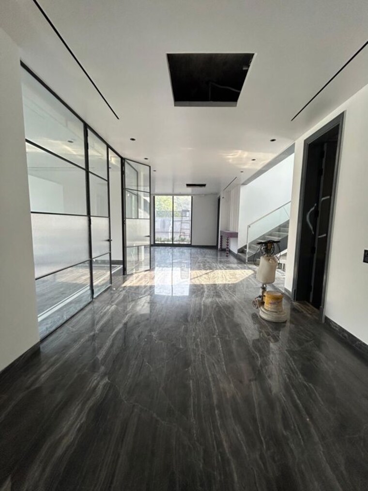 Room, sector 33 2 Bedroom 200 Sq.Yd. Builder Floor In Sector 33 Noida 10346396