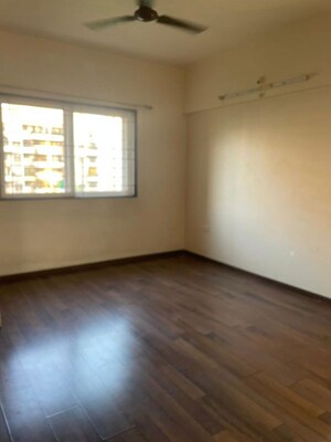 Room in 3.5 BHK Apartment at Hadapsar – for Rent