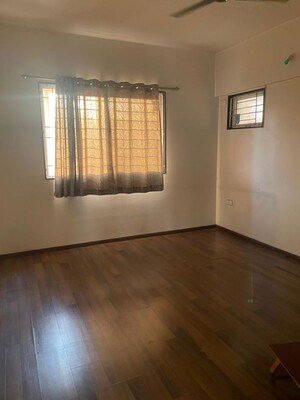 Room in 3.5 BHK Apartment at Hadapsar – for Rent