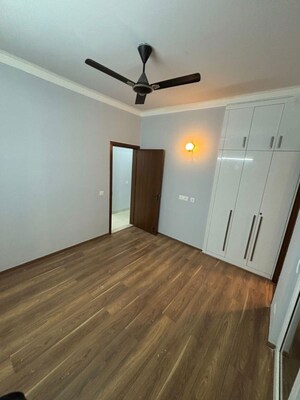 Room in 3 BHK Apartment at Central Park Flower Valley Aqua Front Towers, Sohna Sector 33 – for Rent