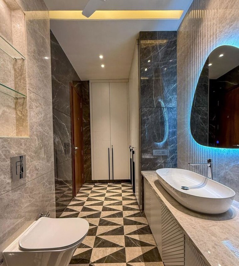 Bathroom, jor bagh 4 Bedroom 3600 Sq.Ft. Builder Floor In Jor Bagh Delhi 10346479