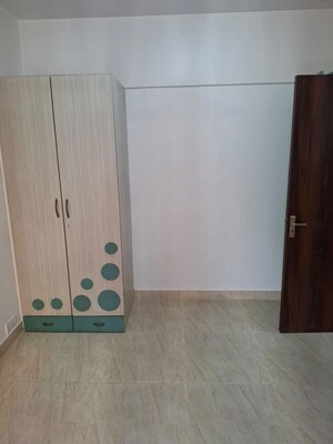 Room in 3 BHK Apartment at Group Seven Rushi Heights, Goregaon East – for Sale
