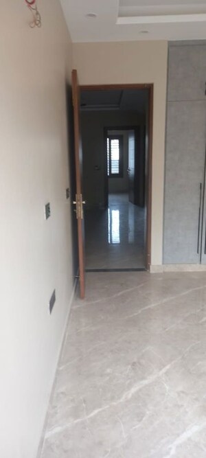 Room in 3 BHK Builder Floor at Parklands, Sector 85 – for Rent