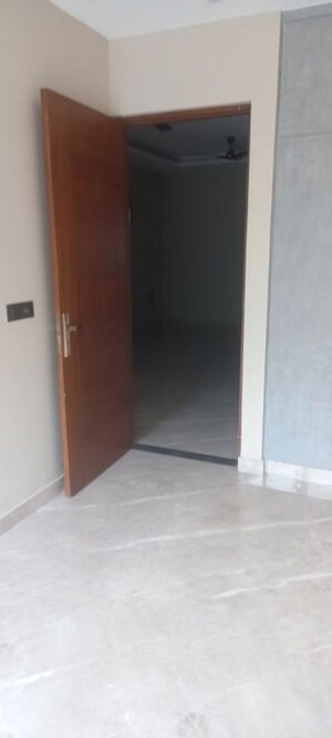Room in 3 BHK Builder Floor at Parklands, Sector 85 – for Rent