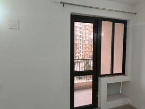 Room in 2 BHK Apartment at RG Luxury Homes, Sector 16b Greater Noida – for Rent