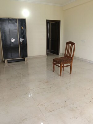 Room in 2 BHK Builder Floor at Ansal Plaza Sector-23, Sector 23 – for Rent