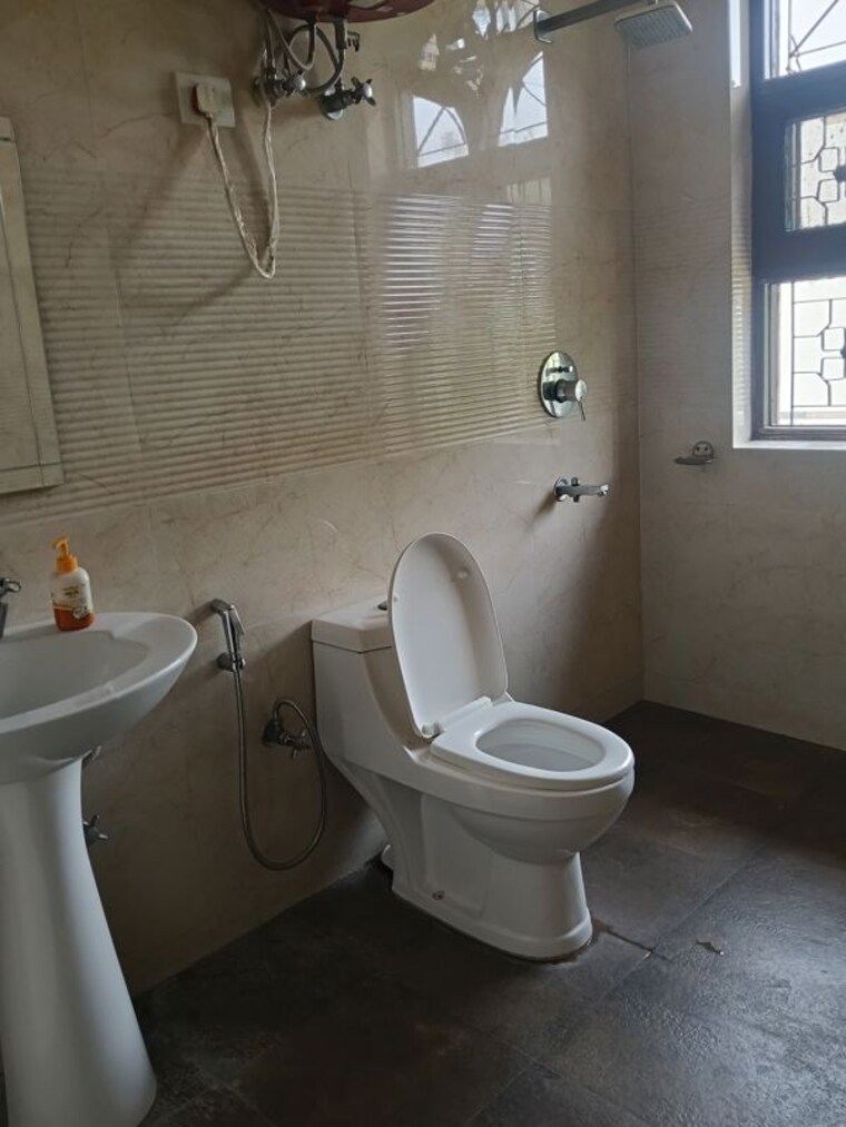 Bathroom, ansal-plaza-sector-23 2 Bedroom 1800 Sq.Ft. Builder Floor In Sector 23 Gurgaon 10346695