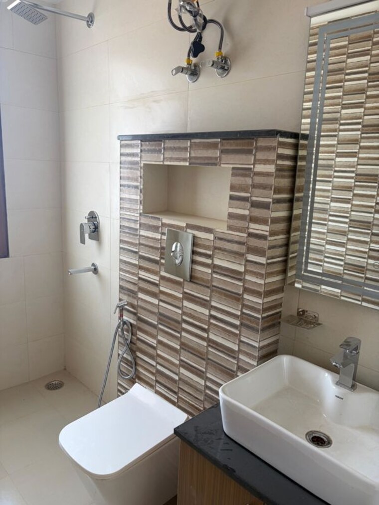 Bathroom, vipul-world-floors 3 Bedroom 2000 Sq.Ft. Builder Floor In Sector 48 Gurgaon 10346881