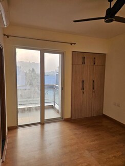4 BHK + Servant Room Apartment For Rent in Godrej Golf Links Crest