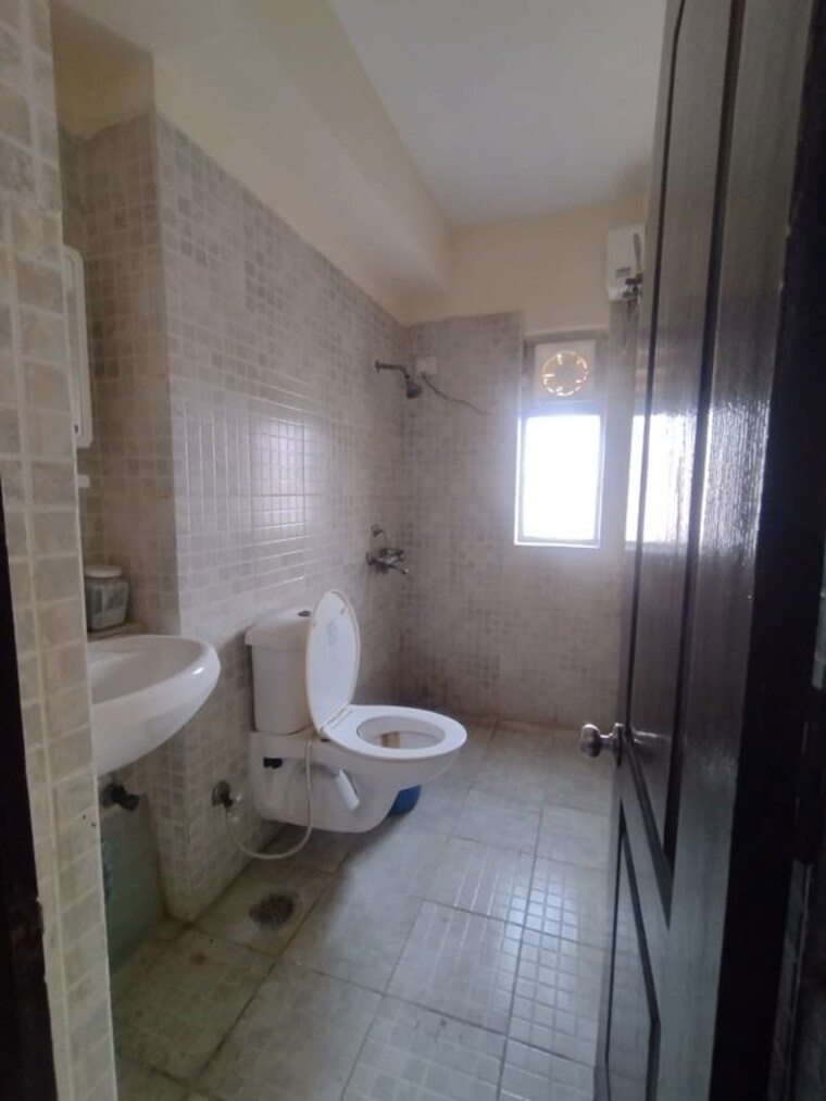 Bathroom, paras-tierea-premium-floor 2 Bedroom 1045 Sq.Ft. Apartment In Sector 137 Noida 10346977