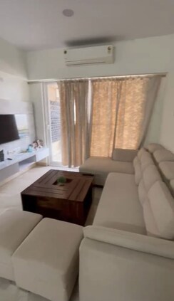 3 BHK + Servant Room Apartment For Rent in Emaar Palm Heights