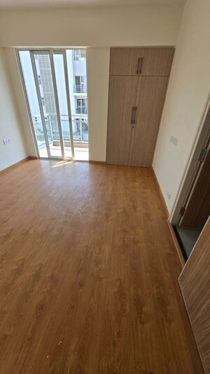 Room in 3 BHK Apartment at Godrej Golf Links Exquisite, Sector 27 Yamuna Expressway – for Rent