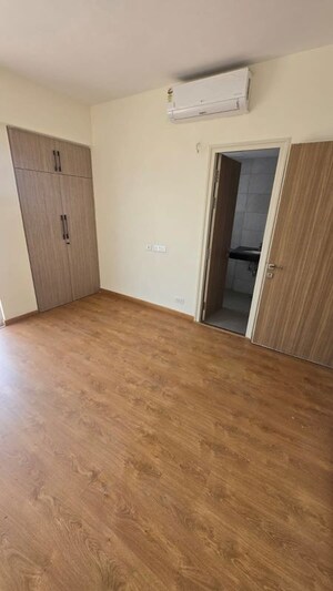 Room in 3 BHK Apartment at Godrej Golf Links Exquisite, Sector 27 Yamuna Expressway – for Rent