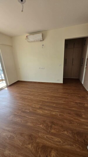 Room in 3 BHK Apartment at Godrej Golf Links Exquisite, Sector 27 Yamuna Expressway – for Rent