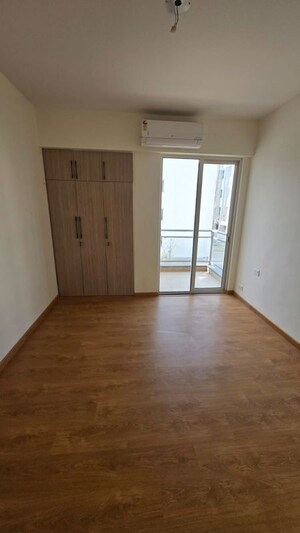 Room in 3 BHK Apartment at Godrej Golf Links Exquisite, Sector 27 Yamuna Expressway – for Rent