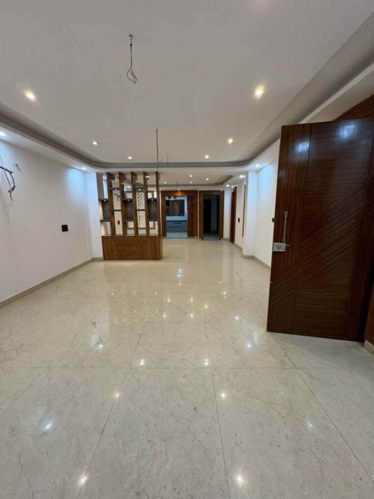 Room, sector 11 3 Bedroom 250 Sq.Yd. Builder Floor In Sector 11 Faridabad 10347156