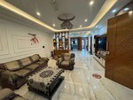 3 BHK + Pooja Room,Servant Room 250 Sq.Yd. Builder Floor in Sector 11