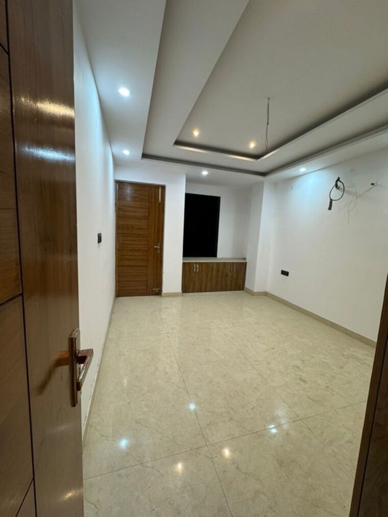 Room, sector 11 3 Bedroom 250 Sq.Yd. Builder Floor In Sector 11 Faridabad 10347156