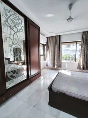 Bedroom in 4 BHK Apartment at Madhukunj Apartment Prabhadevi, Prabhadevi – for Rent
