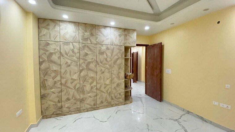 Room, arun vihar 4 Bedroom 300 Sq.Mt. Villa In Arun Vihar Noida 10347324