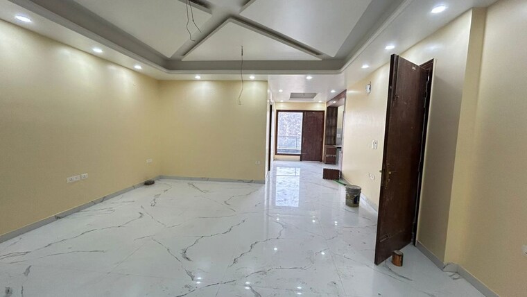 Room, arun vihar 4 Bedroom 300 Sq.Mt. Villa In Arun Vihar Noida 10347324