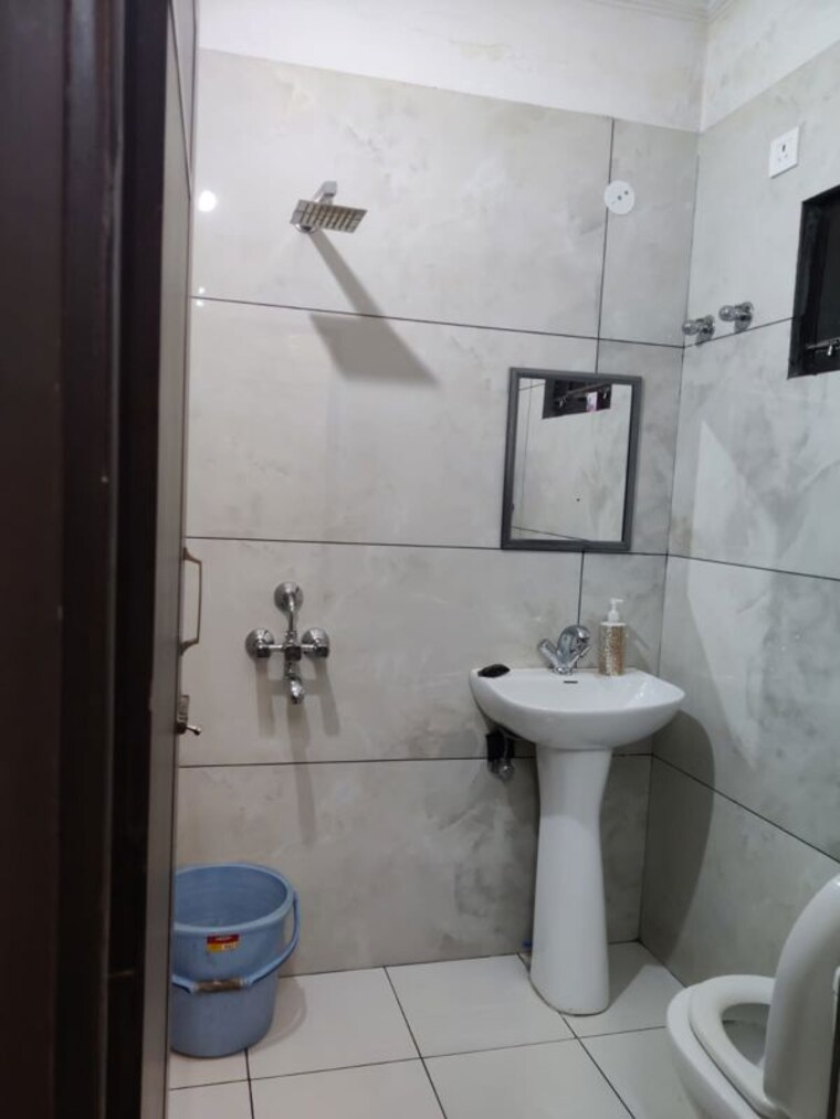 Bathroom, shimla bypass road 2 Bedroom 1100 Sq.Ft. Builder Floor In Shimla Bypass Road Dehradun 10347368