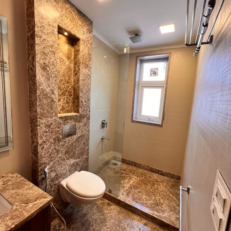 Bathroom, green park 2 Bedroom 350 Sq.Yd. Apartment In Green Park Delhi 10347377