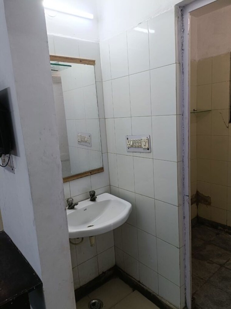 Bathroom, vijayant-enclave 3 Bedroom 2500 Sq.Ft. Apartment In Sector 29 Noida 10347384
