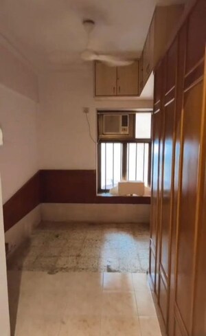 Room in 1.5 BHK Apartment at Maker Tower, Cuffe Parade – for Rent