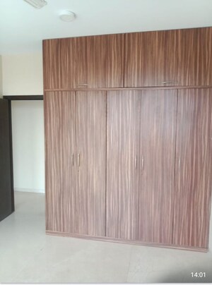Room in 4 BHK Apartment at Oberoi Realty Esquire, Goregaon East – for Sale