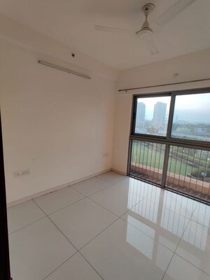 Room in 2 BHK Apartment at Amanora Gold Towers, Hadapsar – for Rent