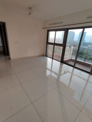 Room in 2 BHK Apartment at Amanora Gold Towers, Hadapsar – for Rent